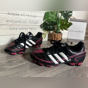 Adidas Kids’ Punterò Soccer Cleats in Black White & Neon Pink. Size 3.5